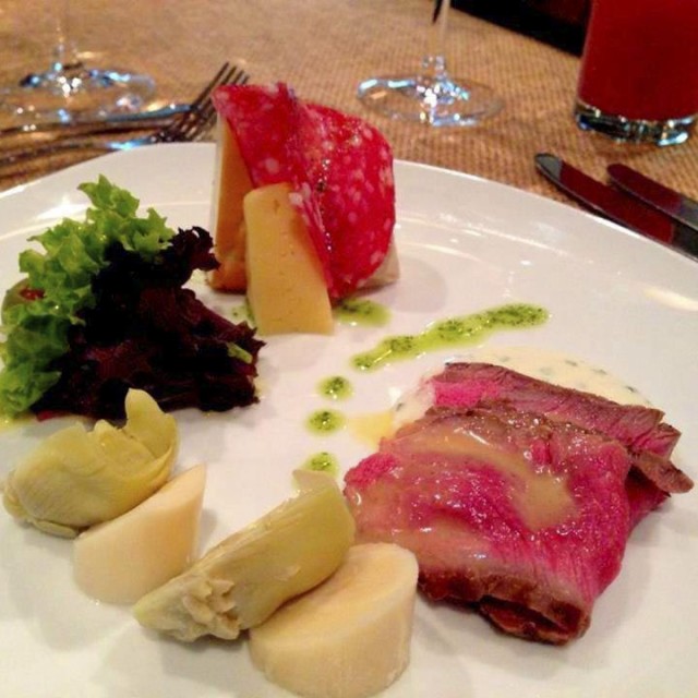 Antipasto roast beef, alcachofas y palmito con dressing de alcaparras y parmesano