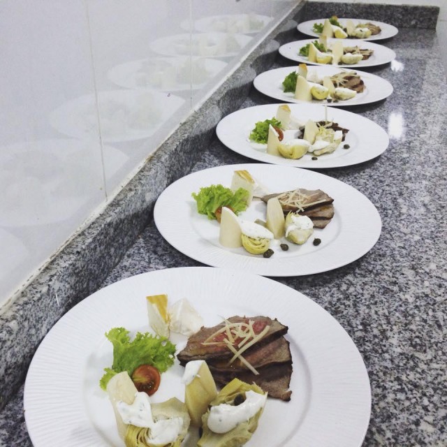 Antipasto roast beef, alcachofas y palmito con dressing de alcaparras y parmesano.