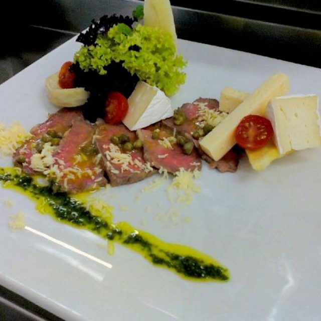 Antipasto roast beef, mix verde y quesos con pesto