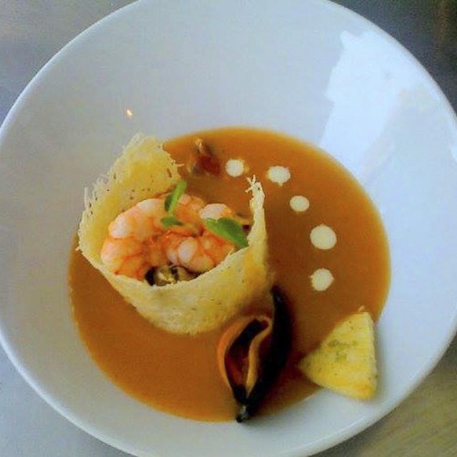 Bisque con mariscos y crocante de queso