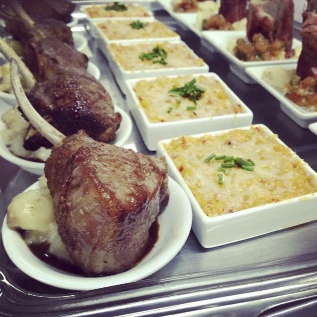 Carre de cordero con pure rustico, pastel de jaiba y cerdo con pure, pebre