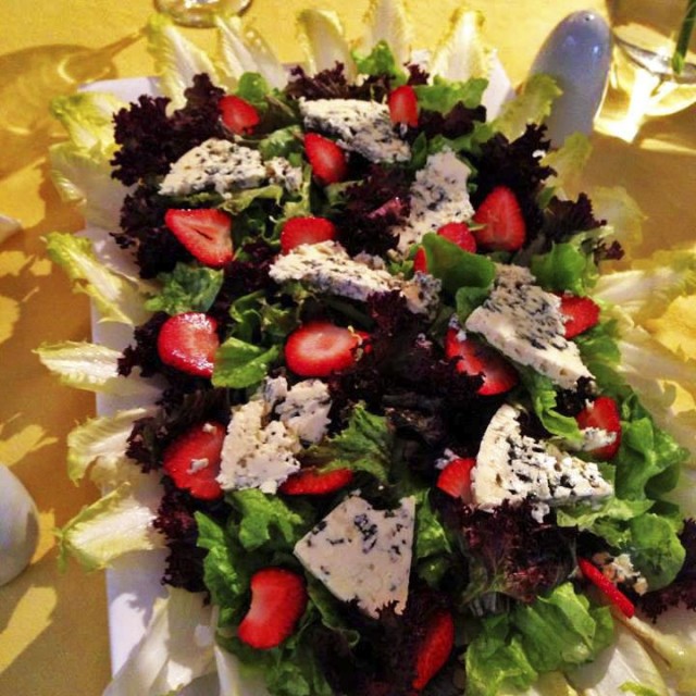 Mix de hojas verdes, frutillas y queso azul