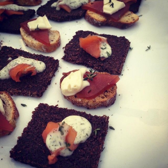 Pan negro con salmon, mousseline de eneldo y crostini de membrillo y queso brie
