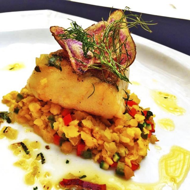 Reineta a la plancha con guiso de mote y papas rusticas