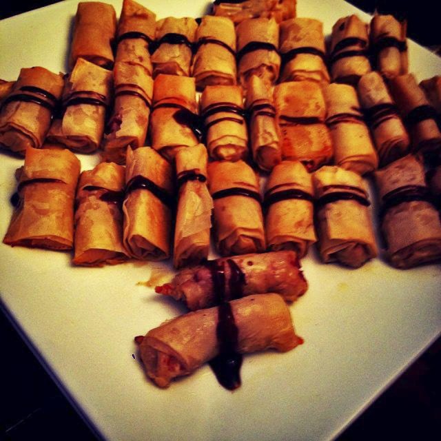 Rollitos de masa de arroz con jamon serrano y repollo morado