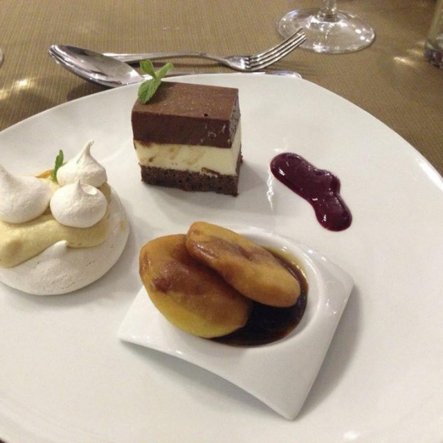 Triologia de sopaipillas, merengue lucuma, marquis de chocolate